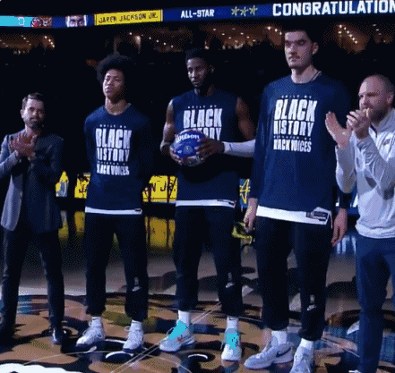 赛前JJJ领取全明星用球 并与入围新秀赛的队友韦尔斯&埃迪合影