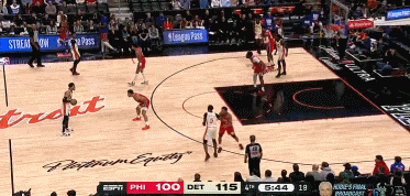 ?哑巴吃黄莲！洛瑞抢球被比斯利抱摔&活塞挑战反吹洛瑞犯规