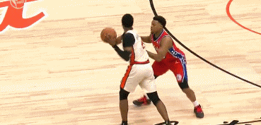 ?哑巴吃黄莲！洛瑞抢球被比斯利抱摔&活塞挑战反吹洛瑞犯规