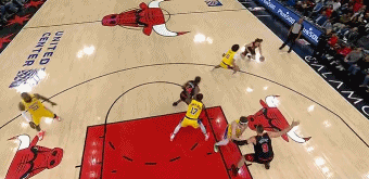 基迪翻身投篮被里夫斯切掉&裁判吹犯规 湖人挑战成功&拿回球权