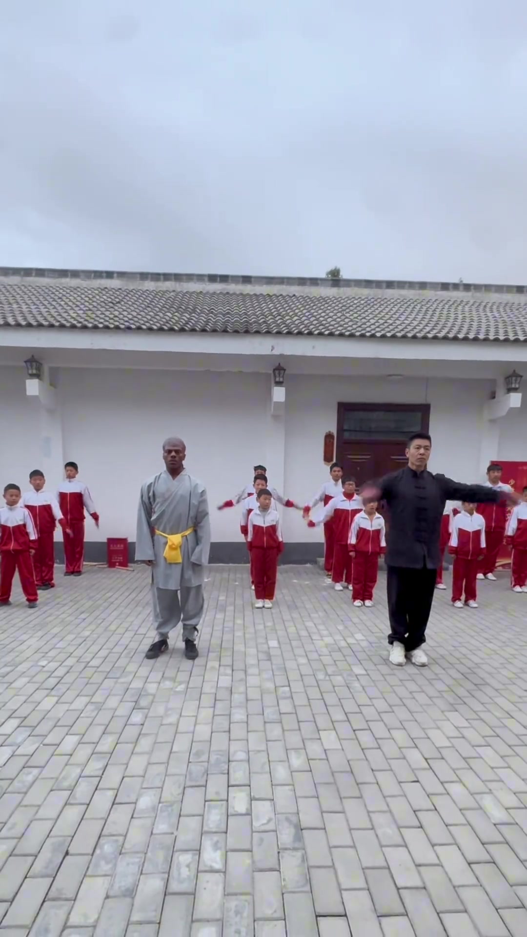 挨了好几棍＆躺地上嗷嗷叫！Speed开通抖音：少林功夫，太牛x了！