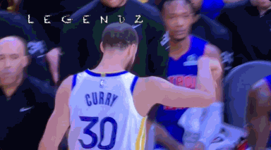 斯图尔特从场外推搡!库里警告:管好你的嘴!前者嘲讽:小不点!