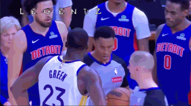 斯图尔特从场外推搡!库里警告:管好你的嘴!前者嘲讽:小不点!