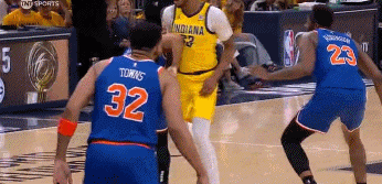 你要出手？哈利伯顿明显被犯规遭无视仍艰难打中 随后质问福斯特