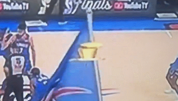 ?穿帮了！地板上的“假奖杯”意外现原形